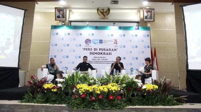 Ketua PWI Atal S Depari (kiri) bersama Ketua KPI Yuliandre Darwis (kedua kiri) dan Ketua Komisi Hubungan Antar Lembaga Dewan Pers Agus Sudibyo (kedua kanan) berdialog dalam kegiatan diskusi dan jumpa pers Kominfo Forum Merdeka Barat (FMB 9) di Kantor Kementerian Komunikasi dan Informasi (Kominfo), Jakarta, Rabu (26/7). [Suara.com/Arief Hermawan P]