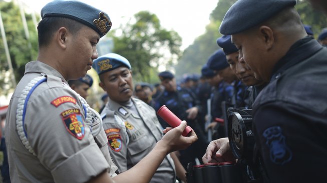 Personel Propam Polda Metro Jaya memeriksa peluru gas air mata milik salah satu personel Brimob sebelum melakukan pengamanan di sekitar Gedung Mahkamah Konstitusi (MK), Jakarta, Rabu (26/6). ANTARA FOTO/Nova Wahyudi