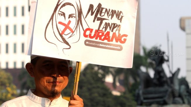 Sejumlah massa yang berasal dari Persaudaraan Alumni (PA) 212 berunjuk rasa di sekitar Patung Kuda, Monas, Rabu (26/6). Dalam aksi yang berlangsung damai tersebut, mereka meminta Mahkamah Konstitusi (MK) memberikan keputusan seadil-adilnya dalam sidang sengketa perselisihan hasil pemilihan umum (PHPU) yang akan digelar Kamis (27/6). [Suara.com/Arief Hermawan P]