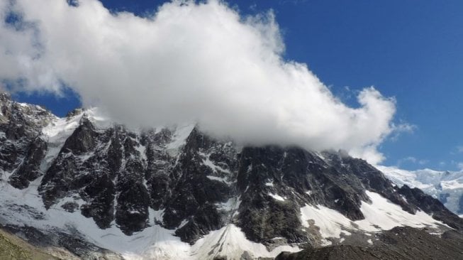 Nekat, Pasangan Kekasih Mendaratkan Pesawat di Puncak Gunung Mont Blanc