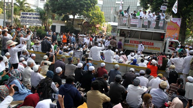 Sejumlah massa yang berasal dari Persaudaraan Alumni (PA) 212 berunjuk rasa di sekitar Patung Kuda, Monas, Rabu (26/6). Dalam aksi yang berlangsung damai tersebut, mereka meminta Mahkamah Konstitusi (MK) memberikan keputusan seadil-adilnya dalam sidang sengketa perselisihan hasil pemilihan umum (PHPU) yang akan digelar Kamis (27/6). [Suara.com/Arief Hermawan P]