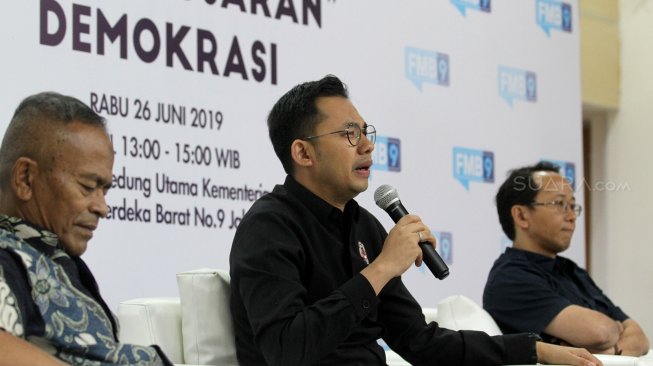 Ketua PWI Atal S Depari (kiri) bersama Ketua KPI Yuliandre Darwis (kedua kiri) dan Ketua Komisi Hubungan Antar Lembaga Dewan Pers Agus Sudibyo (kanan) berdialog dalam kegiatan diskusi dan jumpa pers Kominfo Forum Merdeka Barat (FMB 9) di Kantor Kementerian Komunikasi dan Informasi (Kominfo), Jakarta, Rabu (26/7). [Suara.com/Arief Hermawan P]