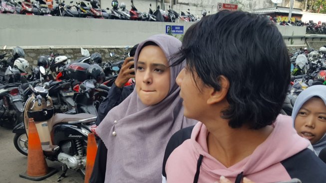 Fairuz A Rafiq dan Sonny Septian di Jalan Kapten P. Tendean, Mampang Prapatan, Jakarta Selatan, Rabu (26/6/2019). [Yuliani/Suara.com]