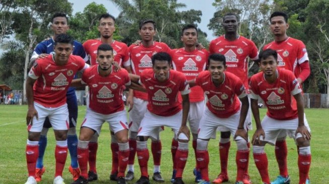 Pemain Semen Padang berpose bersama jelang pertandingan [Antara]