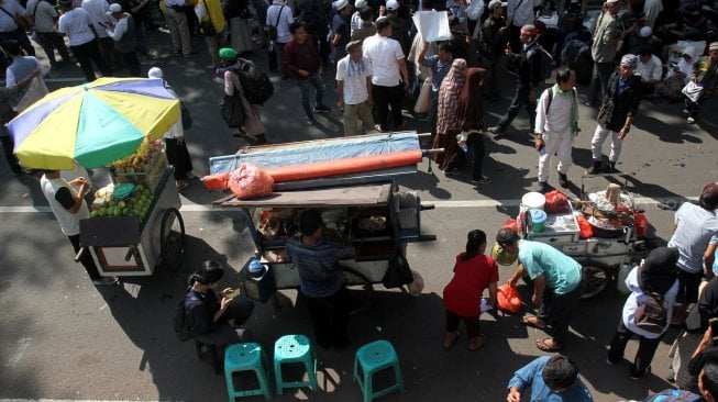 Jam Malam Tak Efektif, Pedagang Masih Jualan Dekat Kantor Bupati Tangerang