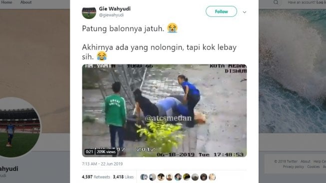 Postingan warganet, aksi penolongan balon ini kocak. [Twitter]