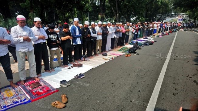 Aksi yang digelar di sekitaran gedung Mahkamah Konstitusi dan mengklaim mengawal sidang putusan sengketa hasil Pilpres 2019, sempat dihentikan sementara untuk salat Zuhur berjemaah.