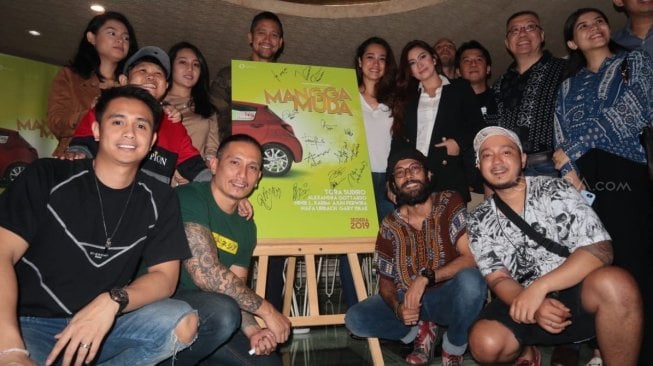 Para pemain film Mangga Muda di Rumah Hobi, kawasan Kemang, Jakarta Selatan pada Kamis (27/6/2019). [Revi Cofans Rantung/Suara.com]