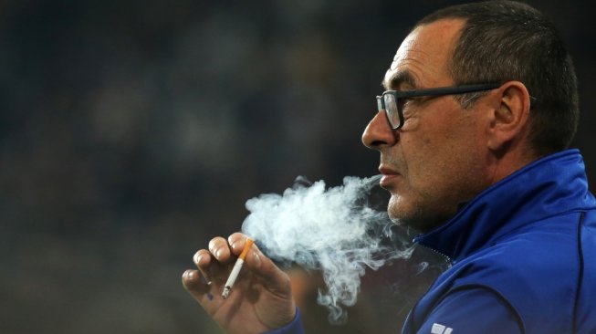 Pelatih baru Juventus, Maurizio Sarri merokok sebelum pertandingan, saat masih menukangi Empoli pada 2015 lalu. [MARCO BERTORELLO / AFP]