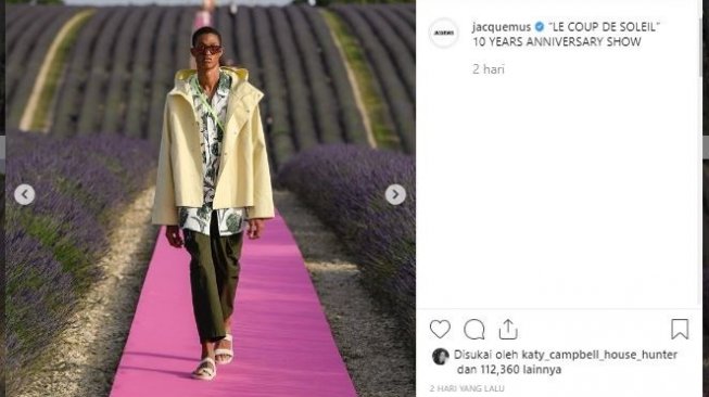 Fashion show di tengah kebun lavender. (Instagram/@jacquemus)