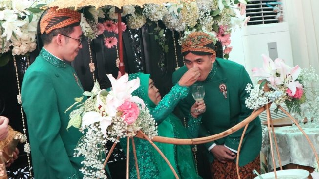 Prosesi siraman anak sulung Gubernur Jatim Khofifah Indar Parawansa, Kamis (27/6/2019). (Suara.com/Achmad Ali)