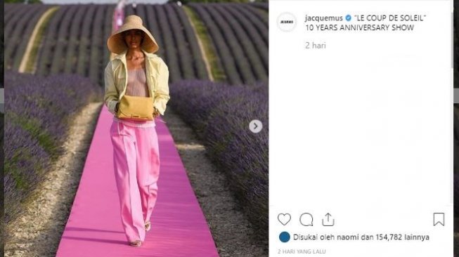 Romantis, Fashion Show Ini Diadakan di Tengah Kebun Lavender