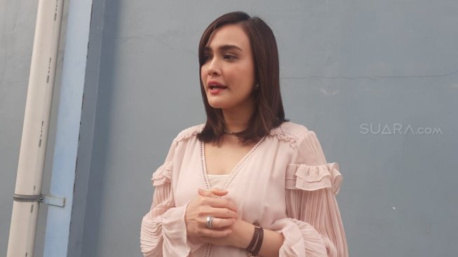 Shandy Aulia di Jalan Kapten P. Tendean, Mampang Prapatan, Jakarta Selatan, Kamis (27/6/2019). [Sumarni/Suara.com]