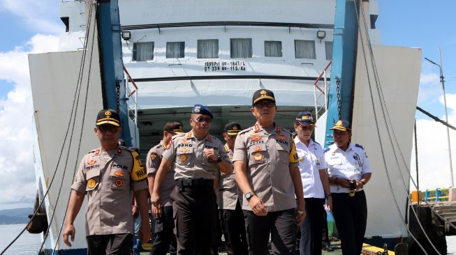 Keren, Kapolda Maluku Naik Becak Saat Mobil Dinasnya Kena Macet