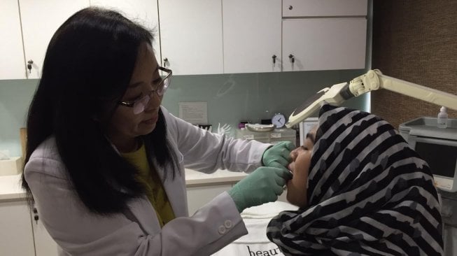 dr. Patricia S. Y. Wijaya, dokter Aesthetic di Beauty Inc, Kedoya [Suara.com/Dinda]