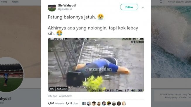 Tercyduk CCTV, Aksi Nolongin Boneka Balon yang Jatuh Ini Bikin Ngakak