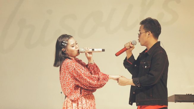 Trisoul bersama Mitha Lestari dalam konser intimate. [Warner Music]