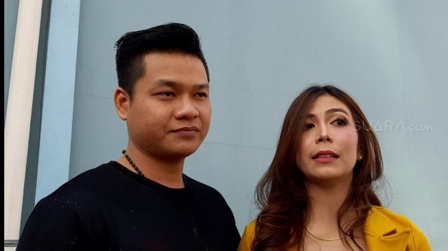 Bagus Saputra, lelaki yang mengaku sebagai mantan suami siri Barbie Kumalasari bersama pacarnya, Kimberly. [Yuliani/Suara.com]