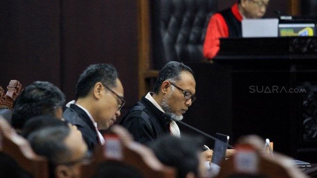 Suasana sidang putusan Perselisihan Hasil Pemilihan Umum (PHPU) di gedung Mahkamah Konstitusi, Jakarta, Kamis (27/6). [Suara.com/Arief Hermawan P]