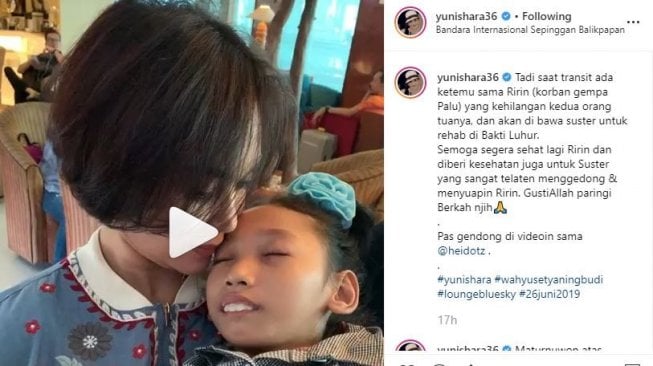 Yuni Shara menggendong dan mencium anak korban yatim piatu. [instagram/yunishara16]