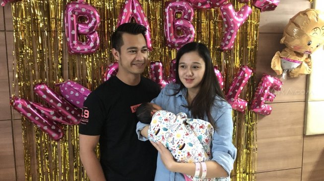 Eza Gionino bersama istri dan anak pertamanya di Rumah Sakit Mitra Keluarga, kawasan Cibubur, Jawa Barat, Kamis (27/6/2019). [Revi Cofans Rantung/Suara.com]