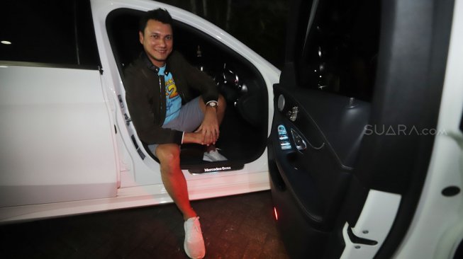 Christian Sugiono berpose bersama mobilnya Mercedes Benz saat berkunjung di kantor Redaksi Suara.com, Jakarta, Rabu (26/6). [Suara.com/Muhaimin A Untung]