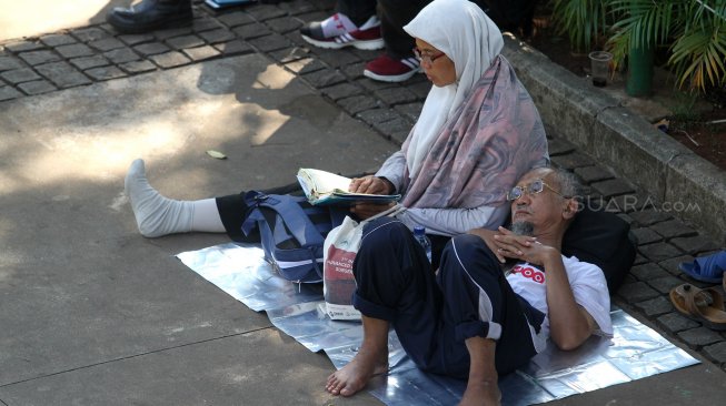 Aktivitas massa di kawasan Patung Kuda, Monas, Jakarta, Kamis (27/6). [Suara.com/Arief Hermawan P]
