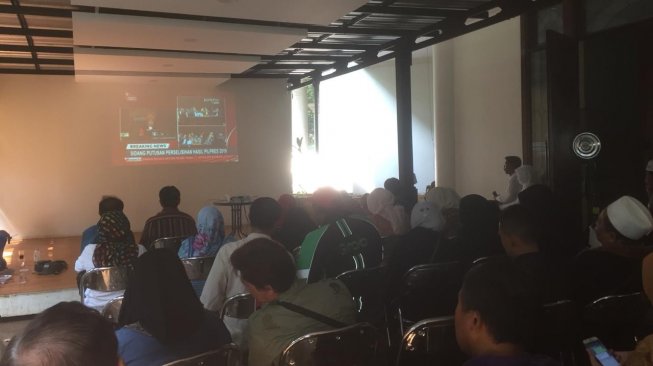 LIVE: Suasana Nonton Bareng Sidang Putusan MK di BPN Sriwijaya