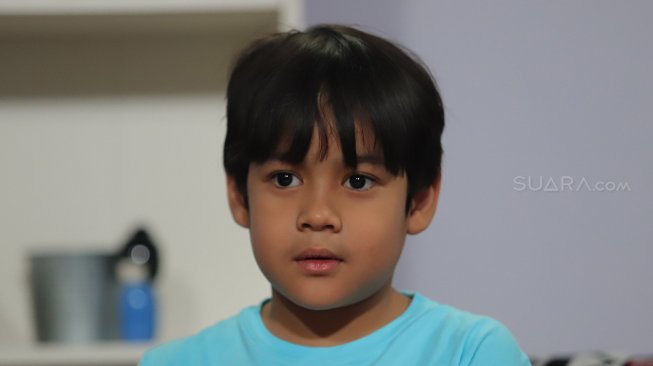 Pemain film Koki Cilik 2 Muhammad Adhiyat berpose saat berkunjung di kantor Redaksi.com, Jakarta, Rabu (26/6). [Suara.com/Muhaimin A Untung]