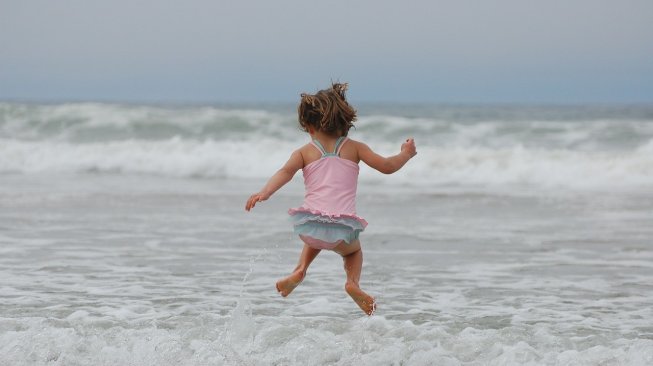 Ilustrasi bermain di pantai (Pixabay/mintchipdesigns)