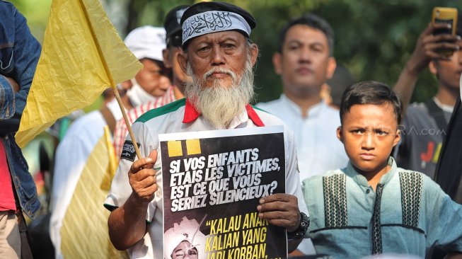 Sejumlah massa aksi melakukan aksi di Komnas HAM, jakarta, Jumat (28/6). [Suara.com/Muhaimin A Untung]