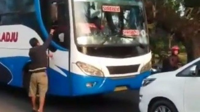 Hadang Bus Lawan Arah, Aksi Pengendara Kijang Innova Banjir Pujian