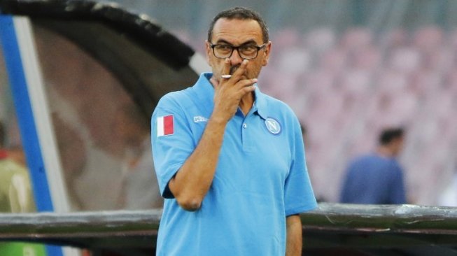 Maurizio Sarri tertangkap kamera tengah merokok saat menukangi Napoli beberpa tahun lalu. (CARLO HERMANN / AFP)