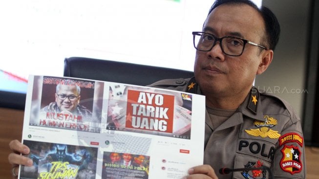 Karopenmas Divisi Humas Polri Brigjen Pol Dedi Prasetyo menunjukkan barang bukti kasus penyebar hoaks dan ujaran kebencian di Divisi Humas Mabes Polri, Jakarta, Jumat (28/6). [Suara.com/Arief Hermawan P]