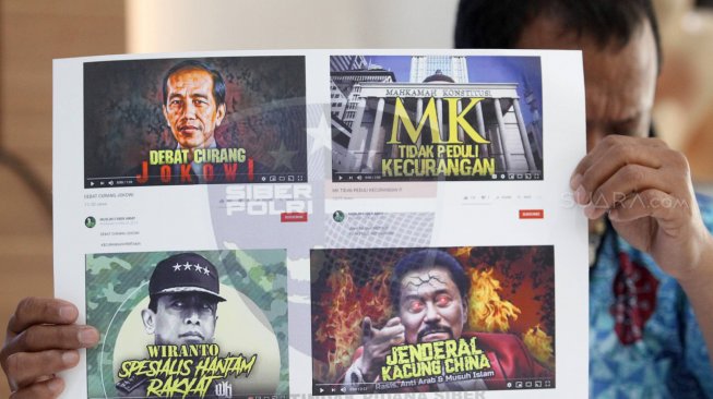 Barang bukti diperlihatkan saat keterangan pers kasus penyebar hoaks dan ujaran kebencian di Divisi Humas Mabes Polri, Jakarta, Jumat (28/6). [Suara.com/Arief Hermawan P]