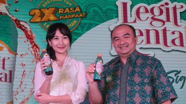 Head of Corporate and Marketing Communication OT Group Harianus Zebua bersama Pakar Teh Indonesia Ratna Somantri menjelaskan tentang produk minuman Legit Kental saat peluncurannya di Jakarta, Jumat (28/6). [Suara.com]