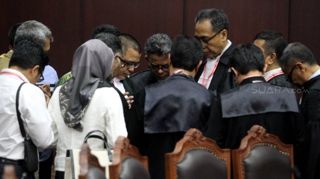 Tim kuasa hukum BPN 02 berdiskusi usai mendengarkan putusan Majelis Hakim dalam sidang putusan Perselisihan Hasil Pemilihan Umum (PHPU) di gedung Mahkamah Konstitusi, Jakarta, Kamis (27/6). [Suara.com/Arief Hermawan P]