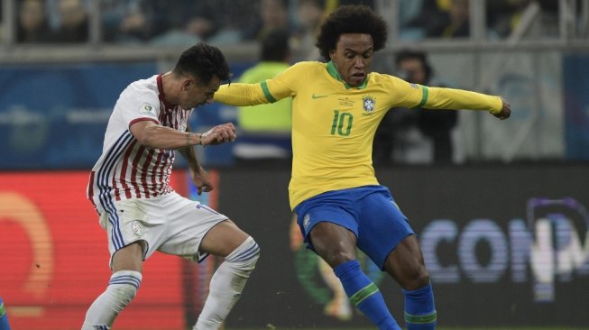 Winger Timnas Brasil, Willian Borges (kanan) beraksi di laga perempatfinal Copa America 2019 kontra Paraguay yang dihelat di Arena do Gremio, Porto Alegre, Brasil, Jumat (28/6/2019) pagi WIB. [Juan MABROMATA / AFP]