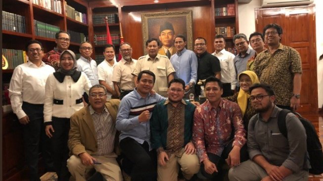 Prabowo Subianto berfoto dengan tim kuasa hukum setelah putusan MK. (Dok Dahnil Anzar)