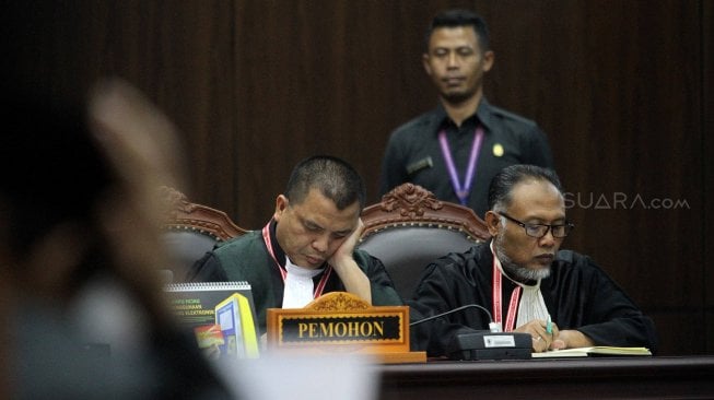 Tim kuasa hukum BPN 02 berdiskusi usai mendengarkan putusan Majelis Hakim dalam sidang putusan Perselisihan Hasil Pemilihan Umum (PHPU) di gedung Mahkamah Konstitusi, Jakarta, Kamis (27/6). [Suara.com/Arief Hermawan P]