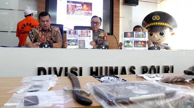 Karopenmas Divisi Humas Polri Brigjen Pol Dedi Prasetyo menunjukkan barang bukti kasus penyebar hoaks dan ujaran kebencian di Divisi Humas Mabes Polri, Jakarta, Jumat (28/6). [Suara.com/Arief Hermawan P]