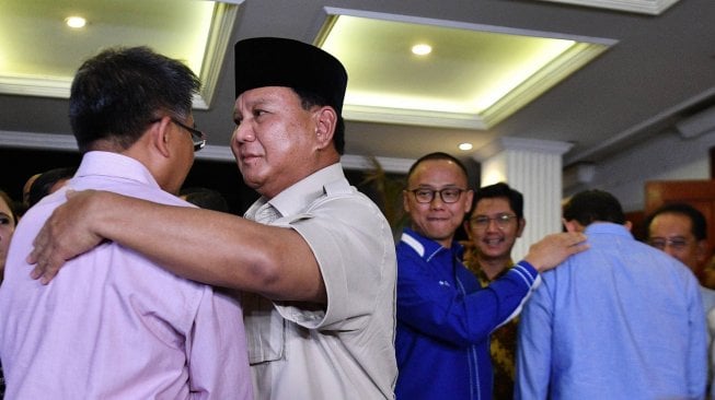 Calon Presiden dan Wakil Presiden nomor urut 02 Prabowo Subianto (kedua kiri) dan Sandiaga Uno (kanan) bersiap meninggalkan lokasi konferensi pers seusai memberikan keterangan terkait putusan MK tentang perselisihan hasil pemilihan umum (PHPU) Pilpres 2019 di kediaman Prabowo, Jakarta Selatan, Kamis (27/6). ANTARA FOTO/Sigid Kurniawan