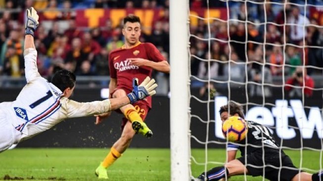 Striker AS Roma, Stephan El Shaarawy saat mencetak gol ke gawang Sampdoria pada lanjutan Serie A Italia musim 2018/2019. (ALBERTO PIZZOLI / AFP)