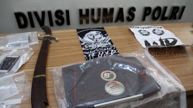 Barang bukti diperlihatkan saat keterangan pers kasus penyebar hoaks dan ujaran kebencian di Divisi Humas Mabes Polri, Jakarta, Jumat (28/6). [Suara.com/Arief Hermawan P]