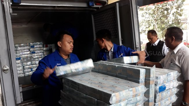 Tumpukan Duit Rp 173 Miliar Hasil Korupsi Eks Dirut PT PLN Nur Pamudji. (Suara.com/Novian)