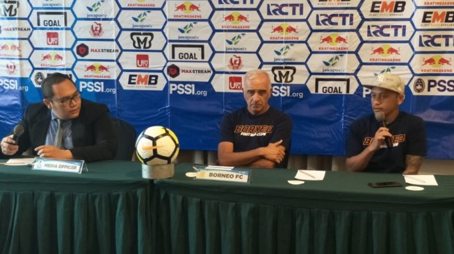 Pelatih Borneo FC Roberto Carlos Mario Gomez (tengah) dan Pemain Borneo FC Dirga Lasut, pada jumpa pers sehari jelang menghadapi Persija Jakarta. [Suara.com/Adie Prasetyo]