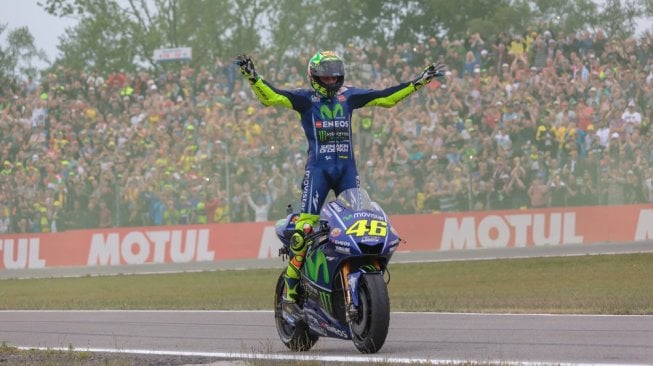 Pebalap veteran Yamaha, Valentino Rossi, saat menjuarai MotoGP Belanda di Sirkuit Assen, Minggu (25/6/2017). [Shutterstock]