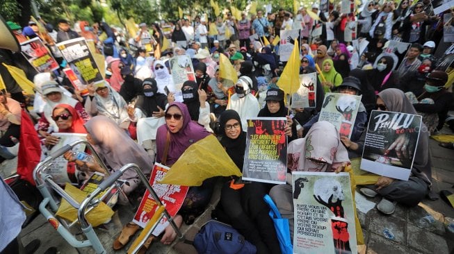 Sejumlah massa aksi melakukan aksi di Komnas HAM, jakarta, Jumat (28/6). [Suara.com/Muhaimin A Untung]