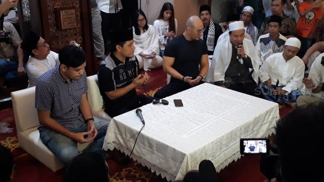 Deddy Corbuzier bersama Gus Miftah di MAsjid Bani Umar, Bintaro, Jakarta Selatan, Jumat (28/6/2019). [Ismail/Suara.com]