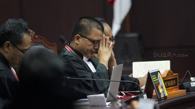 Tim kuasa hukum BPN 02 berdiskusi usai mendengarkan putusan Majelis Hakim dalam sidang putusan Perselisihan Hasil Pemilihan Umum (PHPU) di gedung Mahkamah Konstitusi, Jakarta, Kamis (27/6). [Suara.com/Arief Hermawan P]